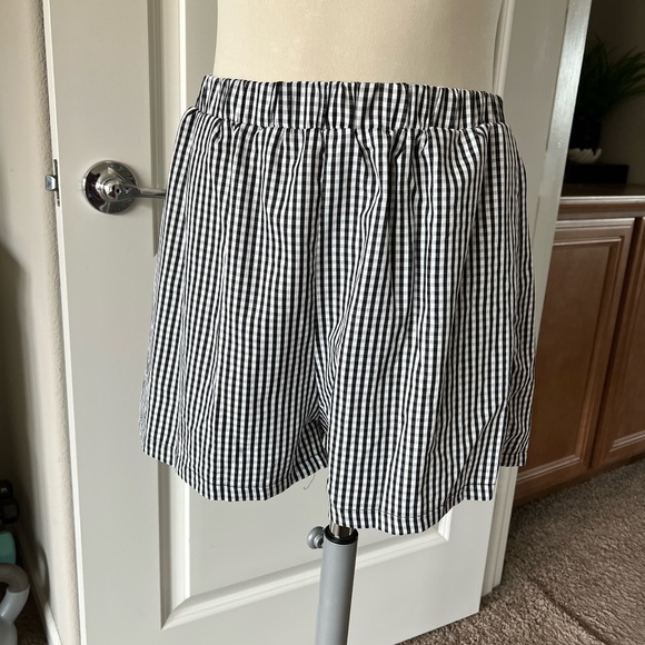 🆕 listing! Cute plaid set (shorts only) - Picture 2 of 5